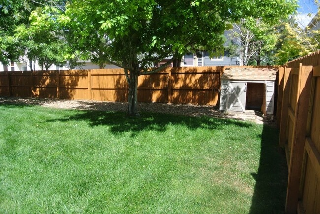 Building Photo - Wonderfully updated and maintained 3 bedro...