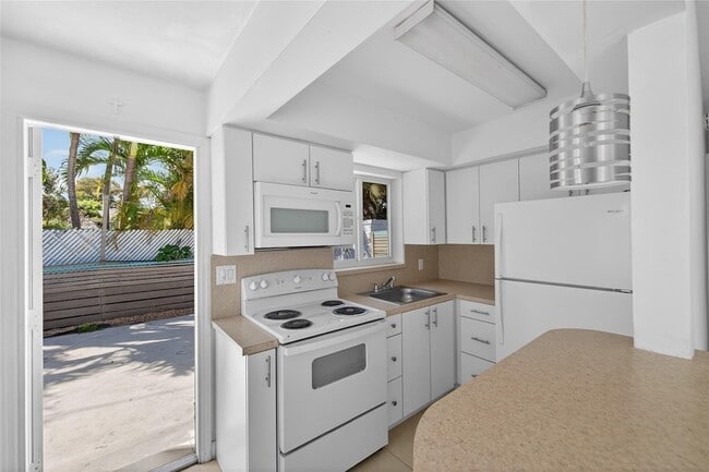 Building Photo - 4331 NE 5th Ave