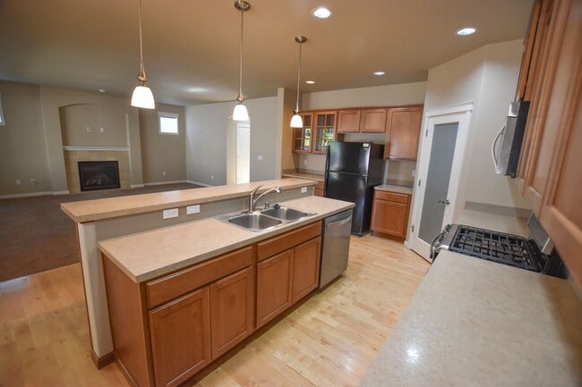 Building Photo - Gorgeous home in Olympia!!
