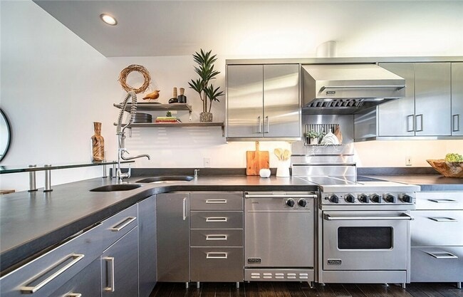 Building Photo - 5226 Marina Pacifica Dr S