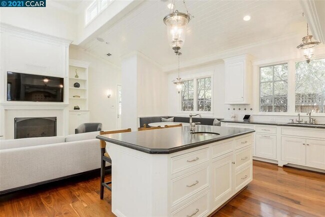 Building Photo - Beautifully Updated 5-Bedroom Home in Prim...