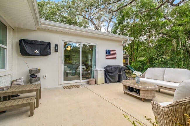 Building Photo - 605 Waverly Rd