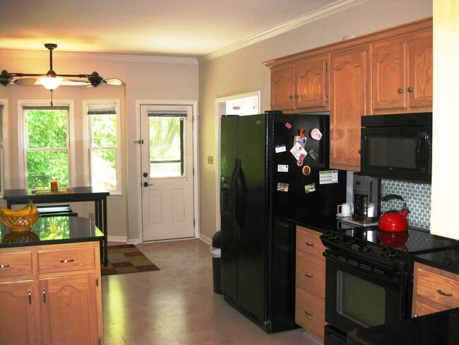 Building Photo - Convenient 3BR/2BA in Homewood