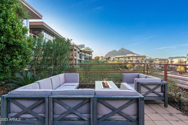 Building Photo - 7161 E Rancho Vista Dr