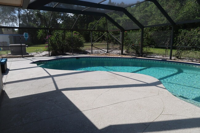 Building Photo - 1087 NE Quinn Pl