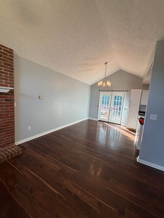 Building Photo - 210 Scarlet Ave