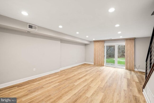 Building Photo - 124 Hampstead Dr