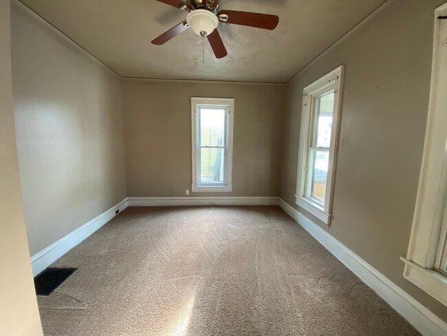 Building Photo - 421 Allyn St