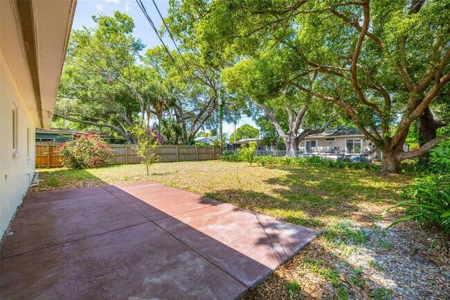 Building Photo - 1500 San Mateo Dr