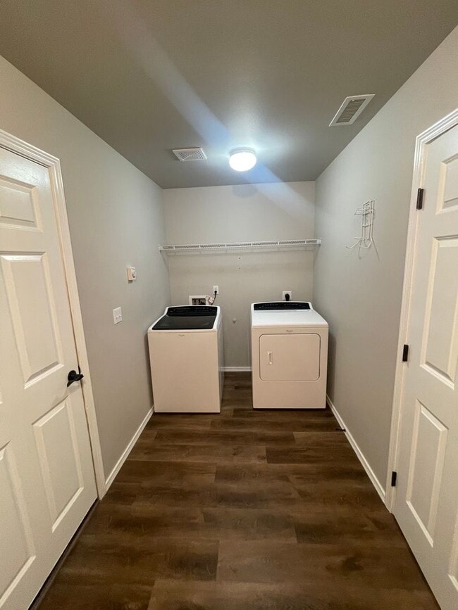 Building Photo - Beautiful Open Concept 4 Bedroom 2.5 Bath Home with Fenced Yard  in Gated Community