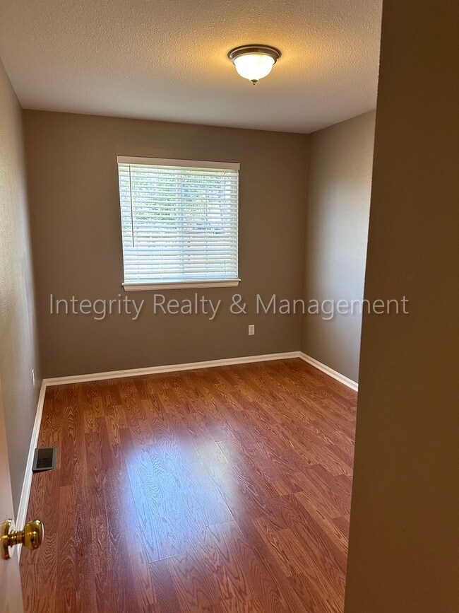 Building Photo - 1041 W Laurenwood Ln