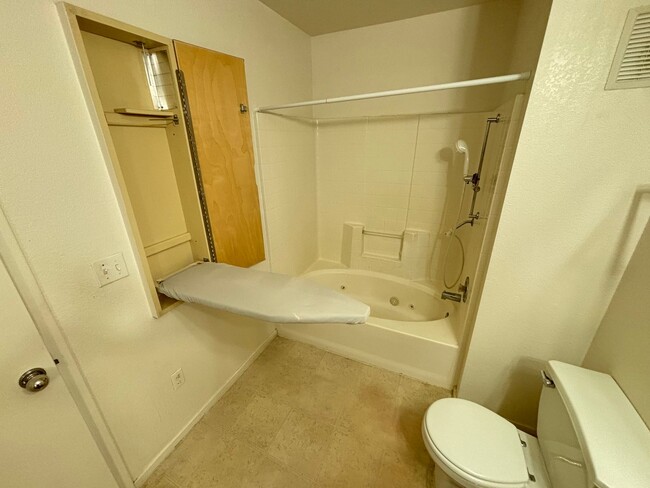 Building Photo - Darling Southwest one bedroom condo locate...