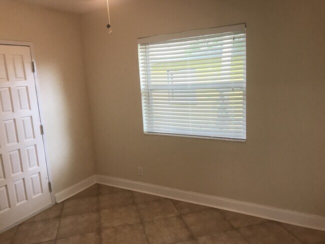 Building Photo - Large Old West Tampa Home