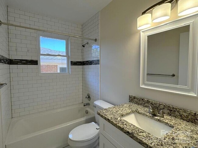 Building Photo - 19612 Oak St