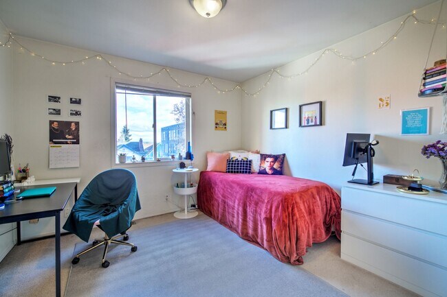 Building Photo - 8 Bedroom home in the Heart of the U-district