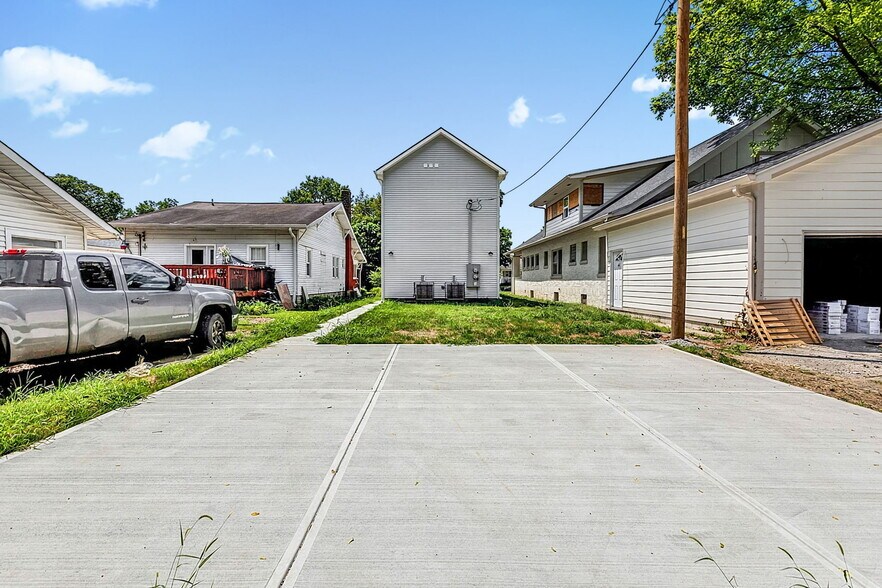 Building Photo - 3947 Rookwood Ave