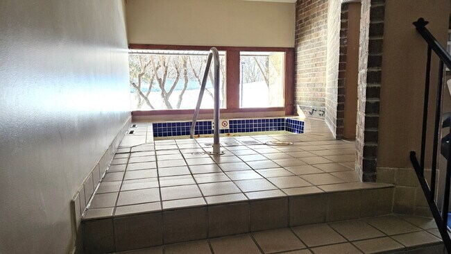 Building Photo - "Charming 2-Bedroom 1 bath Condo with 1000 Sq Ft of Comfort in Plymouth, MN!"