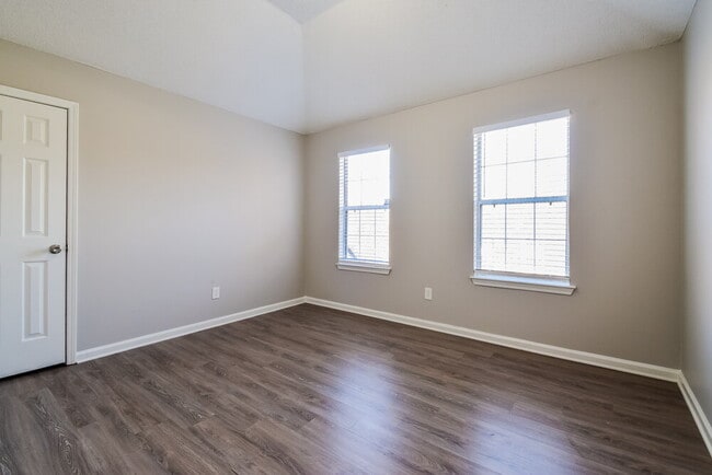 Building Photo - 3827 Riverview Bend