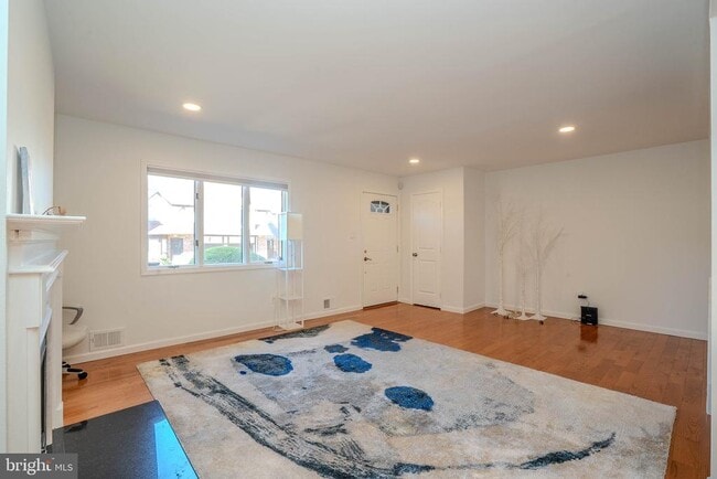 Building Photo - 5 Balamor Ln