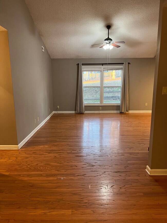 Building Photo - Knoxville 37922, 3 bedroom, 2 bath home with a lot of storage - Call Susan Niedergeses (865) 300-...