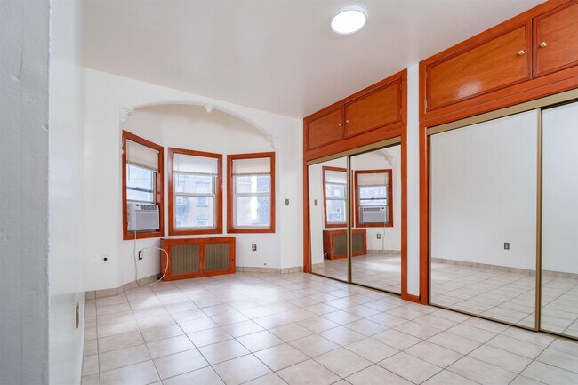 Building Photo - 724 17th St