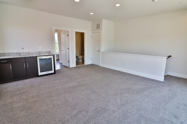 Building Photo - 1424 Piccard Dr