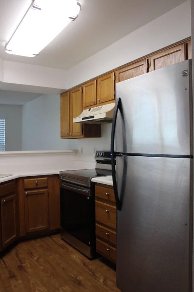 Building Photo - Gorgeous 2 Story End Unit in Lakewood!