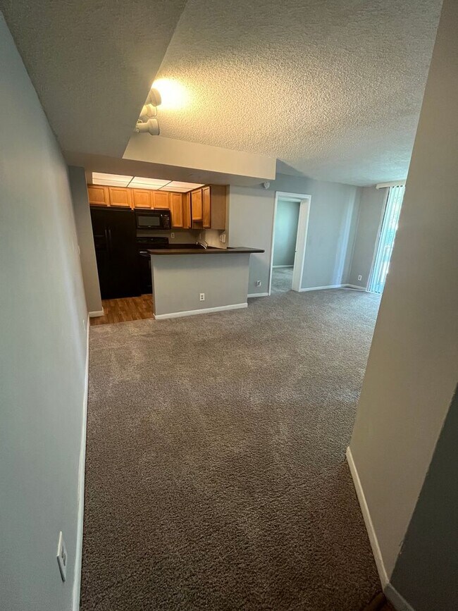 Building Photo - TWO BEDROOM TWO BATHROOM WITH LAKE VIEW!!