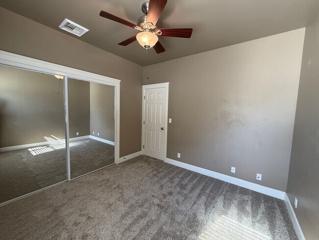 Building Photo - B11110E