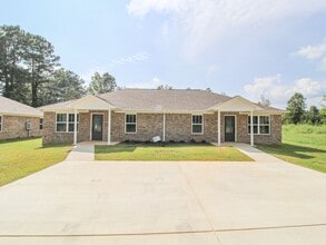 Building Photo - Great Quiet Duplex Location close to Athens!