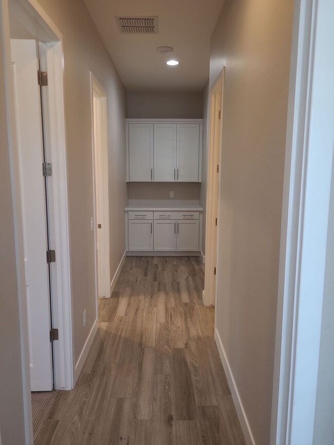 Building Photo - Pristine Luxury Rental: Stunning 4-Bed, 2....