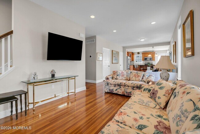 Building Photo - 11 Lakeside Ave