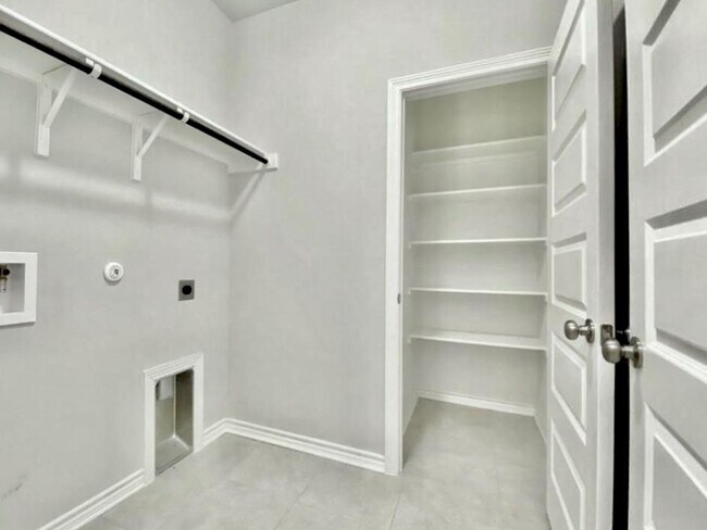 Building Photo - 816 Alta Wy