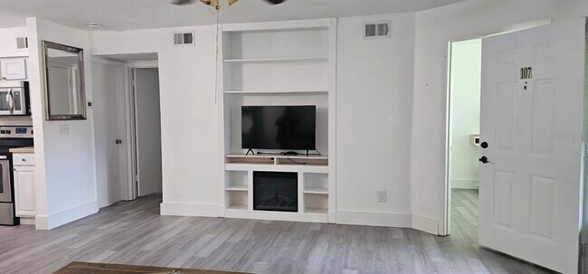 Building Photo - 320 Forestway Cir