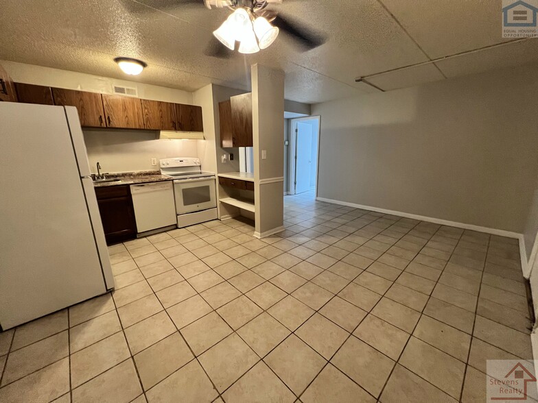 Building Photo - 915 S Seminole Dr