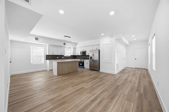 Building Photo - 801 E 32nd 1/2 St