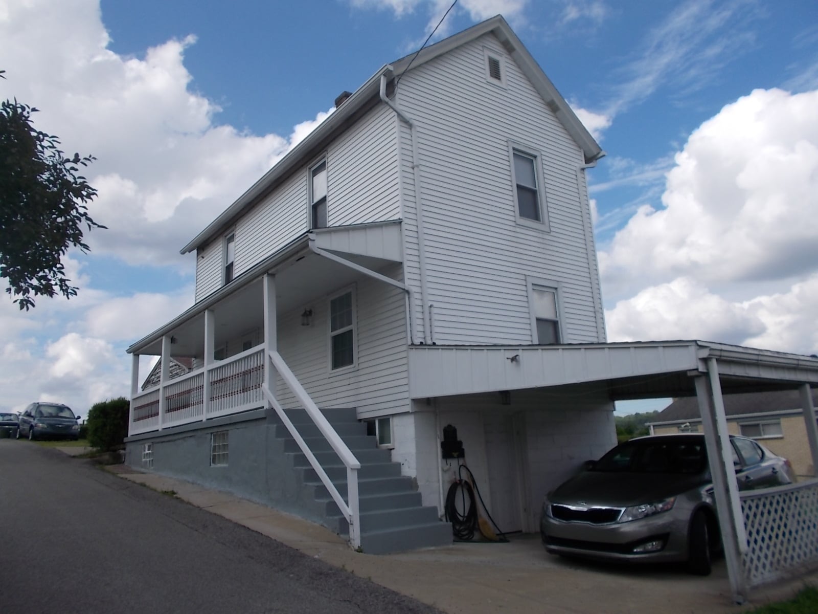 carport - 536 Spikenard St