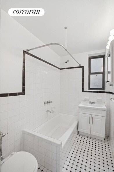 Building Photo - 115 W 16th St