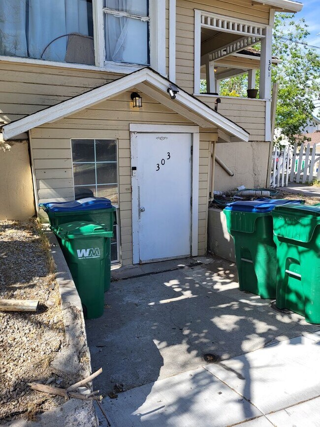 Primary Photo - 305-305 W 11th St