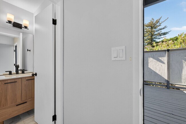 Building Photo - Beautiful 2BR/2BA Townhome with Valley Views, Covered Parking & In-Unit Laundry