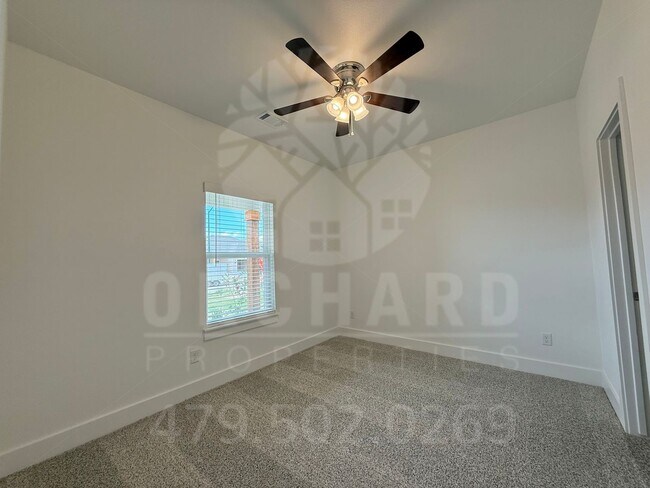 Building Photo - 2000 E Brookview Dr