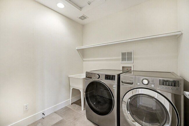 Building Photo - Gorgeous 3 bed 3.5 bath Home Available in Platt Park!