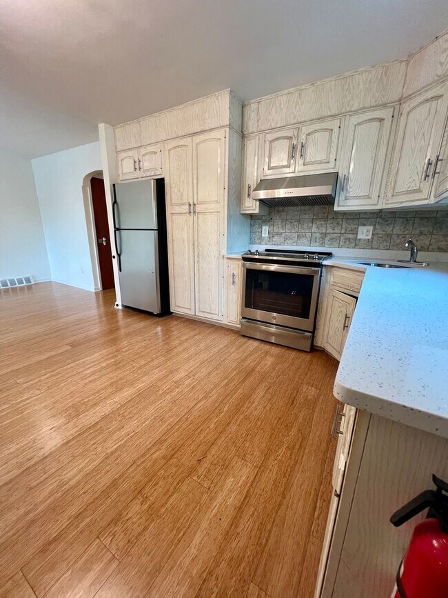 Building Photo - Gorgeous 3-Bedroom Townhome with One-Car Garage in Roxborough! Available NOW!