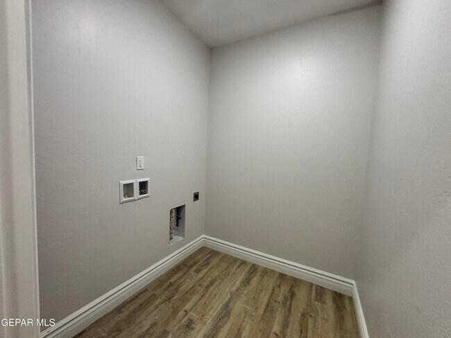 Building Photo - 10371 Manzana Rd