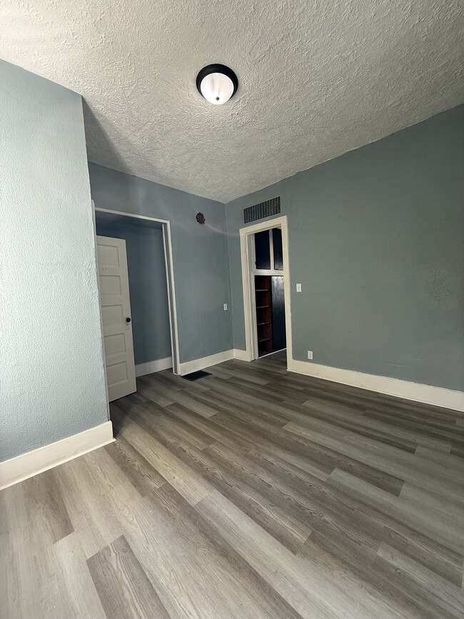 Building Photo - 215 E South St