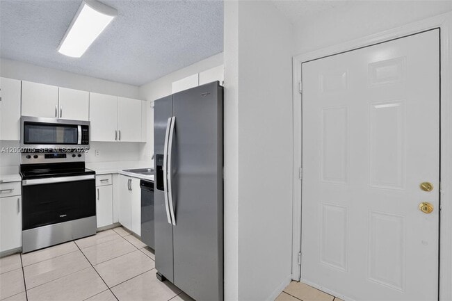 Building Photo - 6225 SW Kendale Lakes Cir