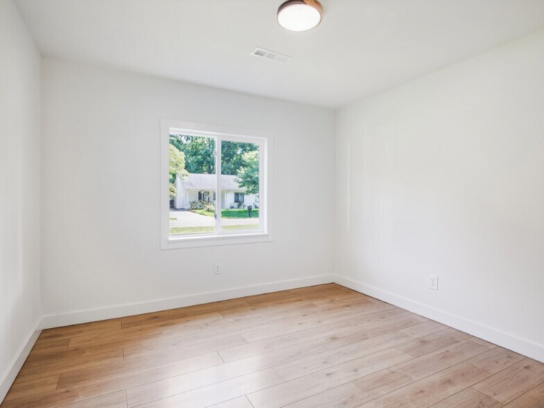 Building Photo - 310 Lilac Dr