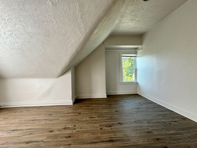 Building Photo - 301 W McMillan St