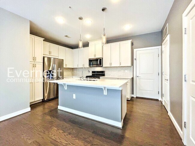 Building Photo - Spacious 3 Bed, 2.5 Bath Town Home with Attached Garage | Pet Friendly