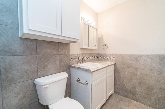 Building Photo - Great 3/2 with a Large Bonus Room